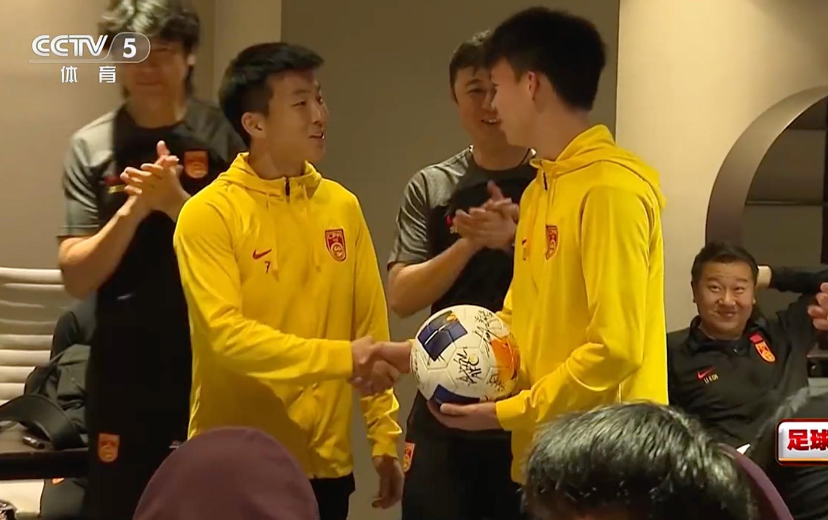 开云APP-陶强龙在上届U23亚洲杯向王钰栋赠球，寄语他这届带队出线